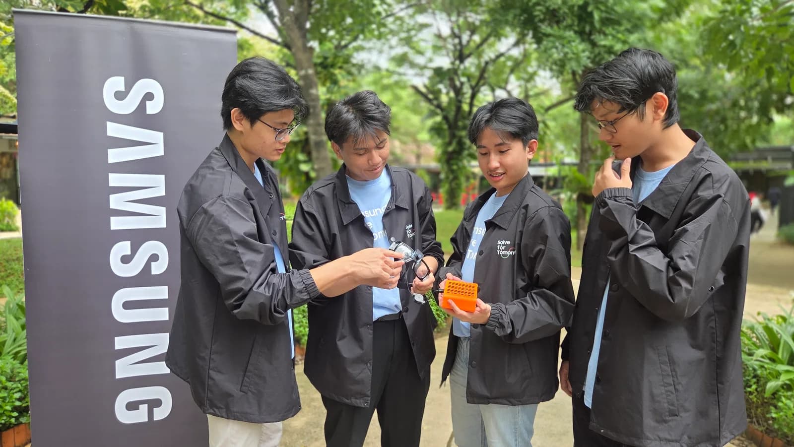 The Labmino team demonstrating the RunSight prototype at a Samsung Solve for Tomorrow event