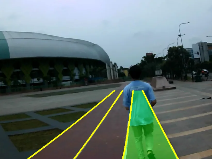 The runner's lane region highlighted in green, between the detected lane lines